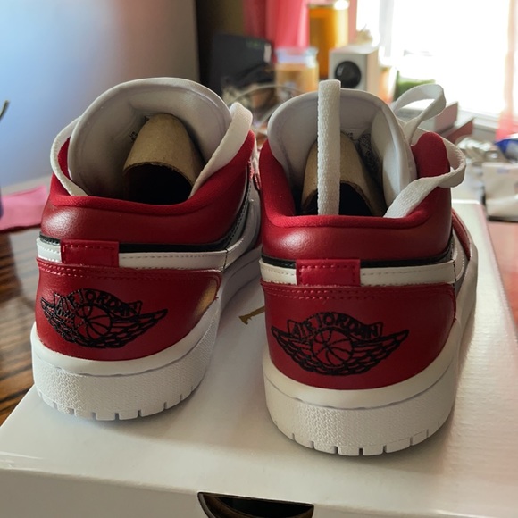 Jordan red white back woman size 6.5 - Picture 3 of 4